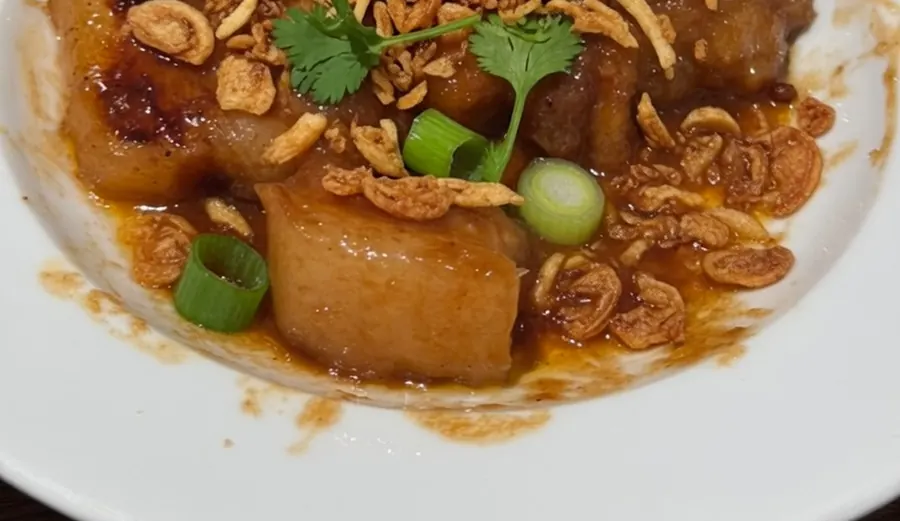 Thịt heo rô ti và nước sốt sánh, sẵn sàng cho bữa tối