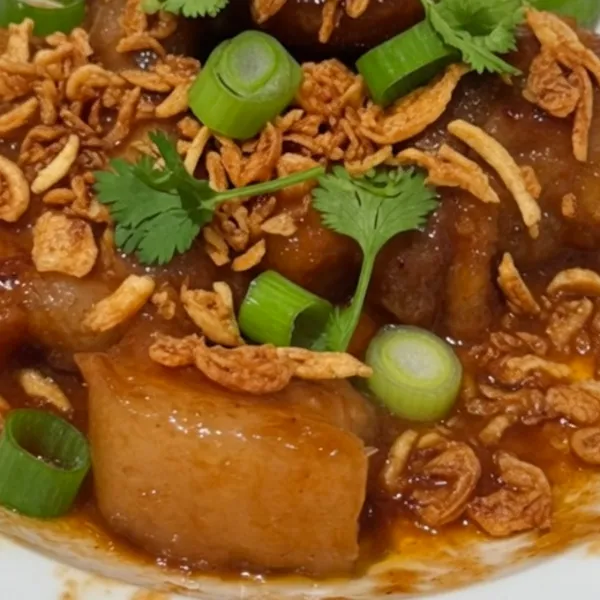 Cận cảnh nước sốt bóng và hành tỏi phi